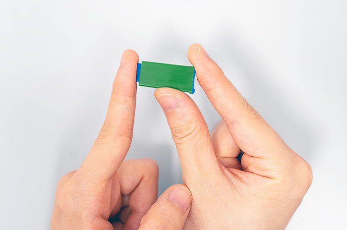 強く押し当てて針を刺す