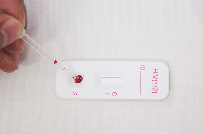 血をテストカードに垂らす