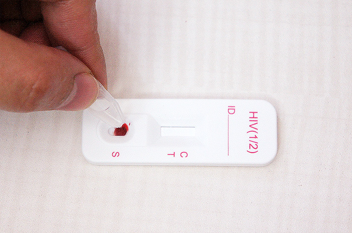 検査薬を垂らす